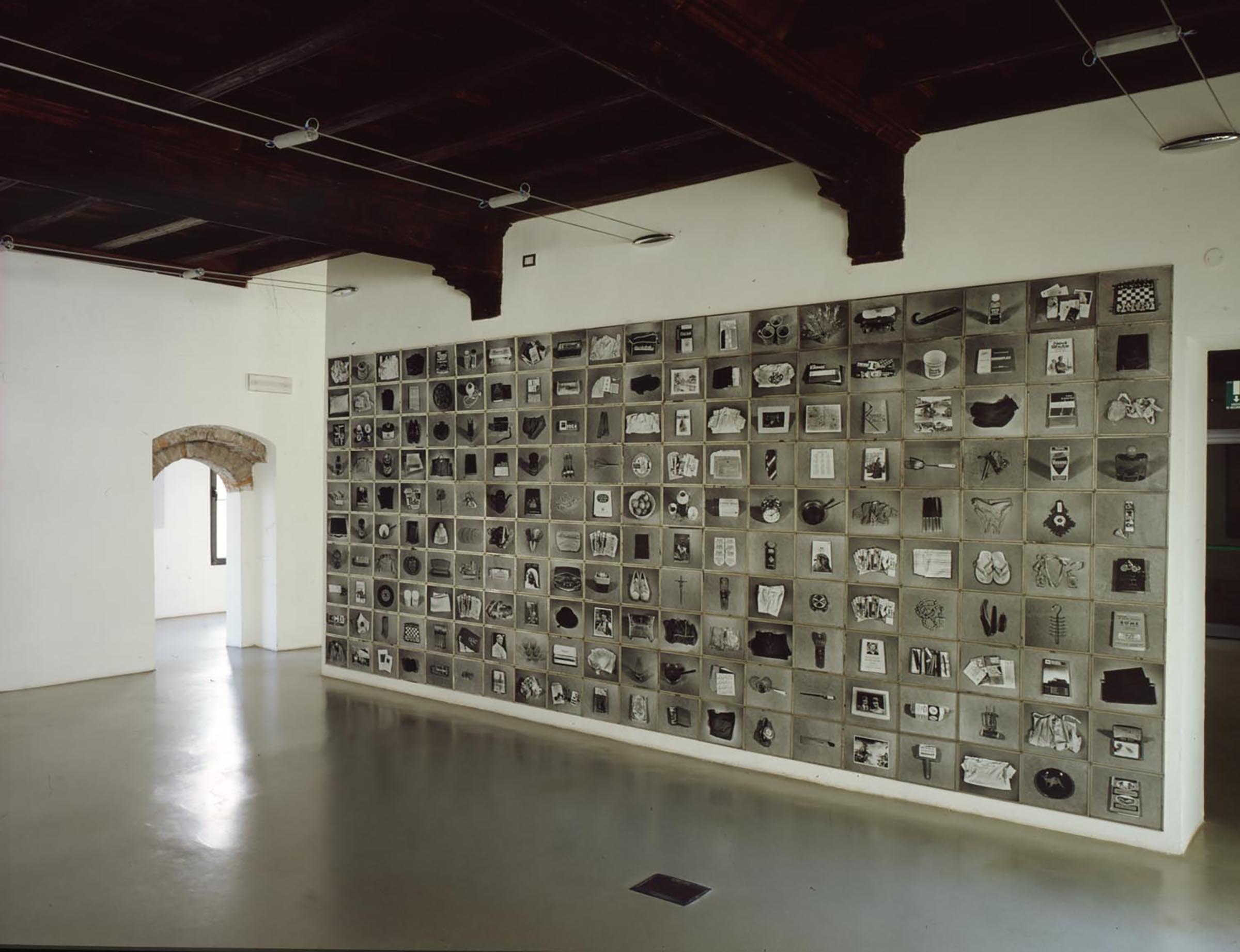 Christian Boltanski, Inventaire photographique des objets ayant appartenu au jeune homme d'Oxford, 1973
